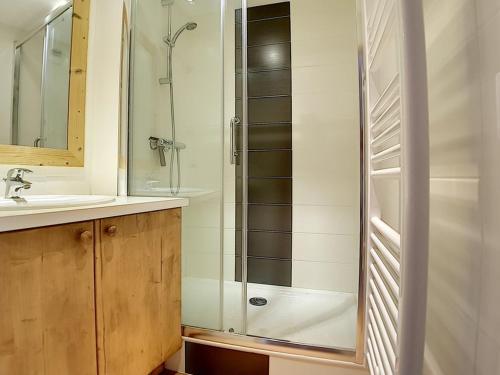 ein Badezimmer mit Dusche und Waschbecken in der Unterkunft Appartement cosy aux Menuires · Accès pistes · Parking inclus - FR-1-344-850 in Les Menuires