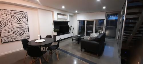 אזור ישיבה ב-Impressive Central Apartment