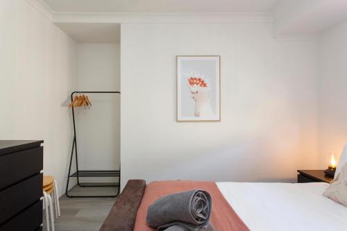 a bedroom with a bed and a picture of a cat at Living on Lennard - Pet friendly house close to CBD in Perth