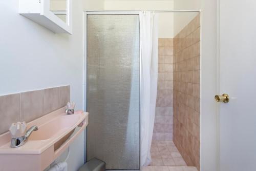 y baño con ducha y lavamanos. en Living on Lennard - Pet friendly house close to CBD en Perth