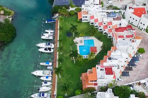 z powietrza widok na przystań z łodziami w obiekcie Charming Lagoon front Villa by CASA PARAISO w mieście Cancún