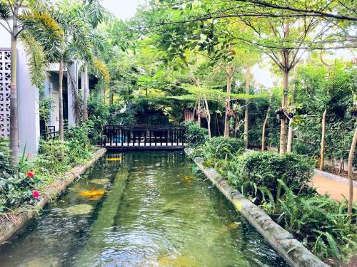 Taman di luar Raing Phnom Bungalow