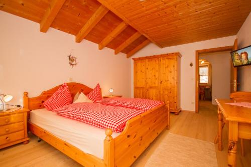 A bed or beds in a room at Birkenhof