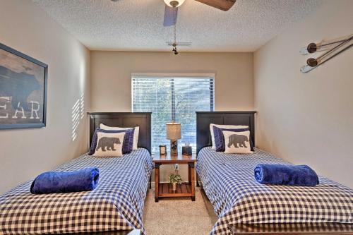 - une chambre avec 2 lits et une fenêtre dans l'établissement Continental Country Club Condo with Private Balcony!, à Flagstaff