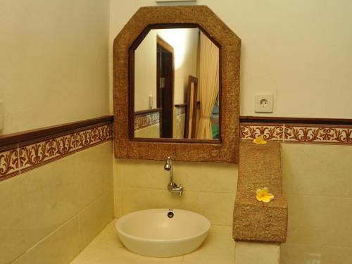 Ett badrum på Dewi Antara Homestay