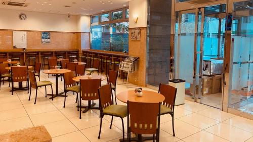 un ristorante con tavoli e sedie e un bar di Toyoko Inn Atami Ekimae ad Atami