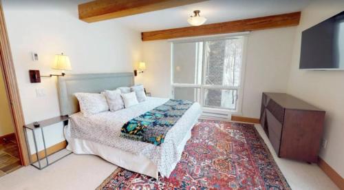 Krevet ili kreveti u jedinici u objektu Ski In, Ski Out 4 Bedroom Condo In Snowmass Village With Pool And Hot Tubs