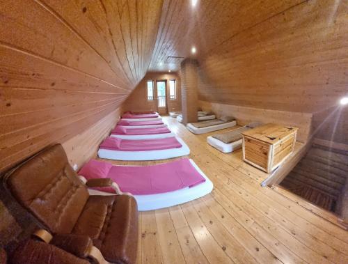 une chambre avec une rangée de tapis de yoga dans un bâtiment dans l'établissement Lebola Puhkemaja, à Kasaritsa
