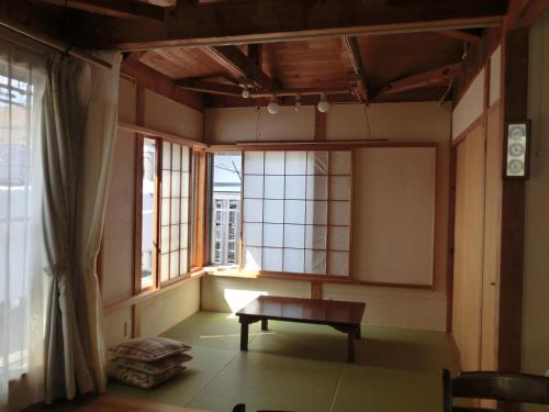 a room with a bench in front of a window at 交流の宿 in Musashino
