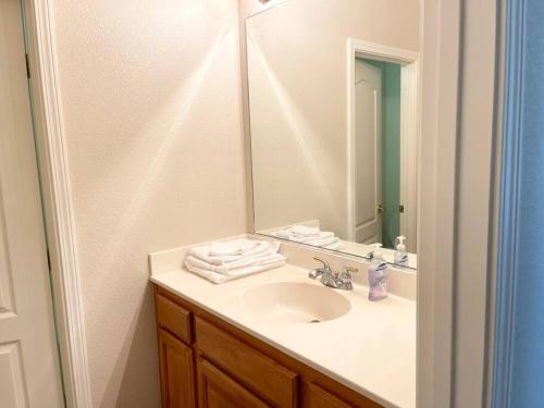 y baño con lavabo y espejo. en LAKE view Elk Grove house 3300 sqf 5 bedrooms, en Elk Grove