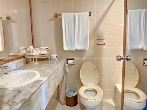 チェンマイにあるChiang Mai Orchid Hotelのトイレと洗面台付きのバスルーム