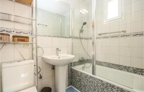 e bagno con lavandino, servizi igienici e doccia. di Alboran Hills a Castillo de Sabinillas