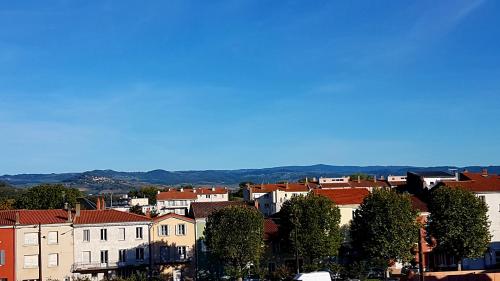 uitzicht op een stad met gebouwen en bomen bij Appartement F2 centre-ville ISSOIRE avec jolie vue in Issoire