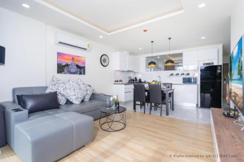 Η κουζίνα ή μικρή κουζίνα στο 2-Bedroom Apartment at Calypso Garden Residences
