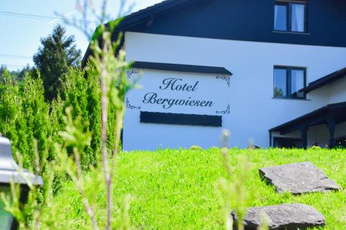 Ein Garten an der Unterkunft Hotel Bergwiesen - Zimmer mit Balkon oder Terasse