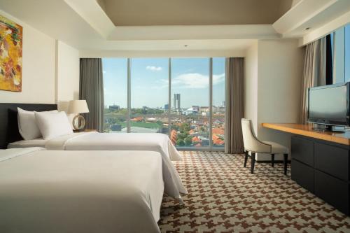 Katil atau katil-katil dalam bilik di ARTOTEL TS Suites Surabaya