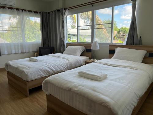 Rúm í herbergi á 92 Chiangrai poshtel