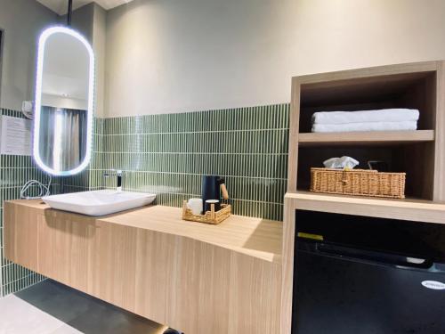 南灣的住宿－厝True Hub旅店，一间带水槽和镜子的浴室