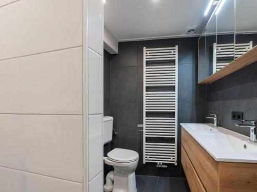 La salle de bains est pourvue de toilettes et d'un lavabo. dans l'établissement Beautiful holiday home in Lochem with garden, à Lochem