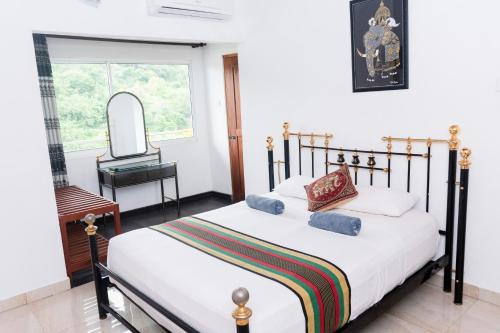 Postel nebo postele na pokoji v ubytování Kandy Riverside Villa