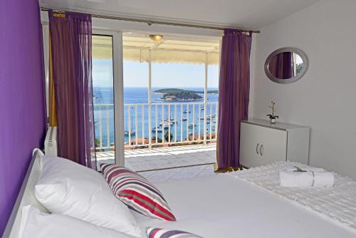 Postel nebo postele na pokoji v ubytování Apartments and Rooms Bonkan Hvar
