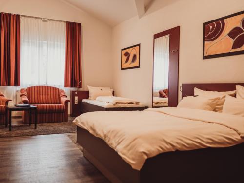 Katil atau katil-katil dalam bilik di Hotel Gutshof Herborn