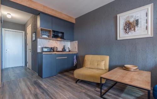 Una cocina o zona de cocina en Touch the Mountains, Twins Hotel, New Gudauri