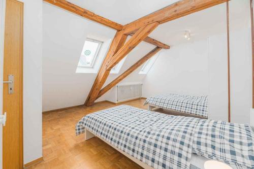 a bedroom with two beds in a attic at MONTEURWOHNUNG in Göppingen RAUMSCHMIDE Apartments in Göppingen