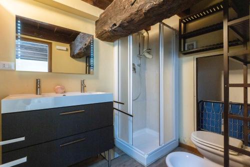 Koupelna v ubytování De'Carbonesi, Bologna by Short Holidays