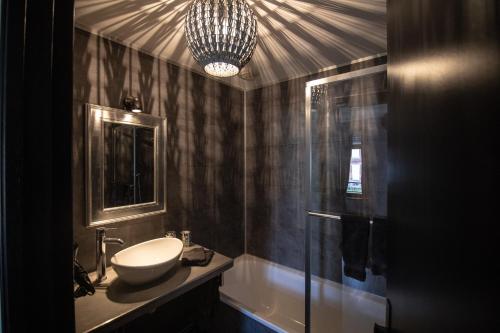 a bathroom with a sink and a bath tub and a sink at Aux Berges de Sambre in Aymeries