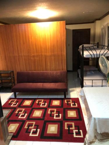 um quarto com 2 beliches e um tapete em THE MANSION - 24-HOUR Near AirPort Hostel 4 Backpackers em Manila