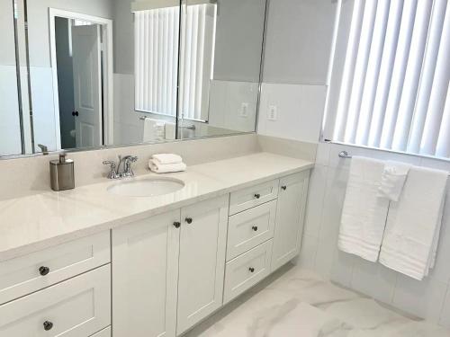 Phòng tắm tại Huge Family Home Near Disneyland & SoCal Beaches