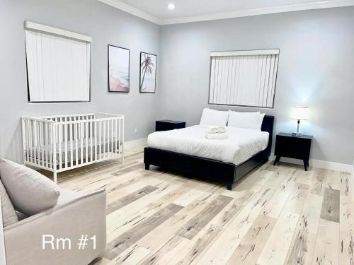 Giường trong phòng chung tại Huge Family Home Near Disneyland & SoCal Beaches