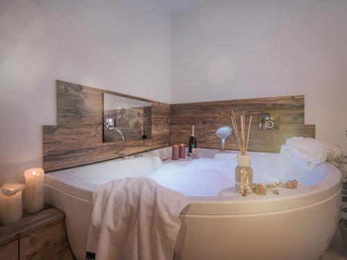 マイヤーホーフェンにあるApart Central – Premium Mountain&Gardenのバスタブとトイレ付きのバスルーム