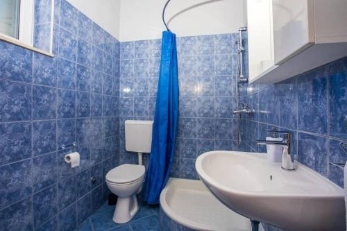 Kúpeľňa v ubytovaní Apartment in Gata with terrace, air conditioning, WiFi, washing machine (4893-1)