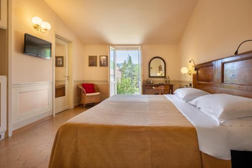 Postel nebo postele na pokoji v ubytování Hotel San Luca