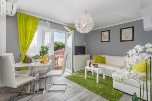 Apartment in Njivice with sea view, balcony, air conditioning, WiFi (4930-2)