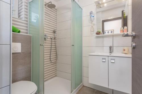 een badkamer met douche, toilet en wastafel bij Apartment in Njivice with sea view, balcony, air conditioning, WiFi (4930-2) in Njivice