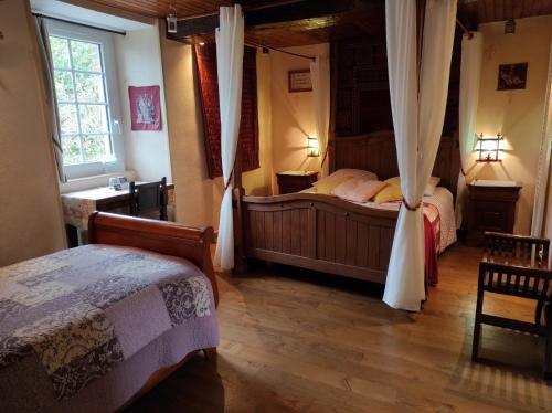 ランバルにあるChambres d'Hôtes Au Clos du Litのベッドルーム1室(ベッド2台、窓付)