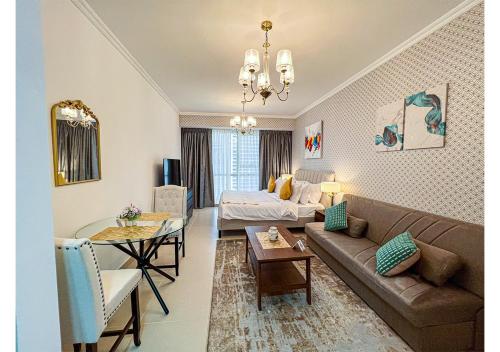 een woonkamer met een bank en een tafel bij Cosmos Living Modern Studio Near Dubai Marina in Dubai