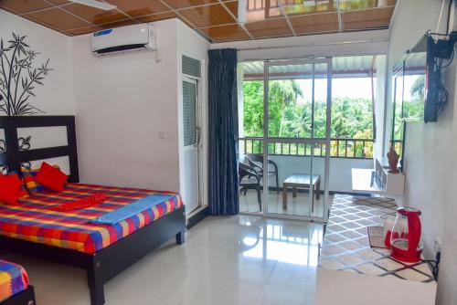 ダンブッラにあるNew Isuru Cityのベッドとバルコニーのある寝室