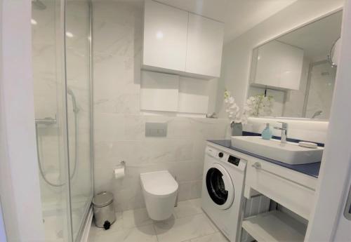 Ένα μπάνιο στο Deluxe Aparthotel In Orbi City official
