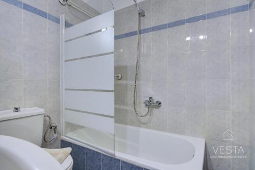 een badkamer met een toilet en een glazen douche bij Thalassophile Neoi Epivates, Vesta Philoxenia in Neoi Epivatai