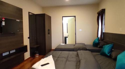 科代卡那的住宿－Cloud Walk，一间卧室配有两张床和一台平面电视