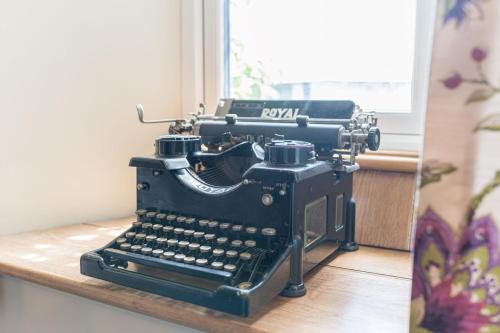 a black typewriter sitting on a wooden table at Sandbeds Farmhouse in Kendal
