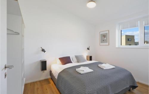 una camera bianca con un letto con due asciugamani di Awesome Home In Lembruch-dmmer See With Wifi a Lembruch
