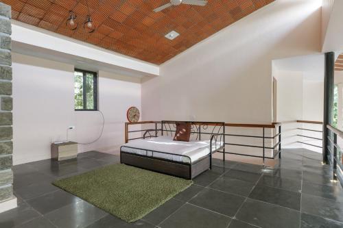 um quarto com uma cama e piso em azulejo em Rustic Farm in Hosur By JadeCaps Private Pool, Projector, AC, Wifi em Kelamangalam