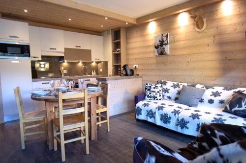 une cuisine et un salon avec un canapé et une table dans l'établissement Tignes le Lac - Le Santon bel appartement 4 pers, à Tignes