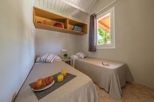 Posteľ alebo postele v izbe v ubytovaní Camping Estival Vendrell Platja