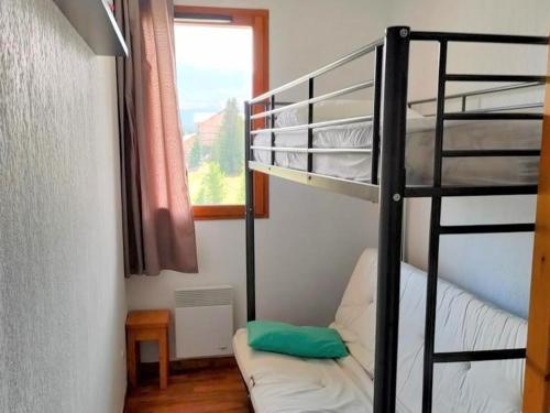 een slaapkamer met een stapelbed en een raam bij Appartement Le Dévoluy, 4 pièces, 9 personnes - FR-1-504-644 in Superdevoluy